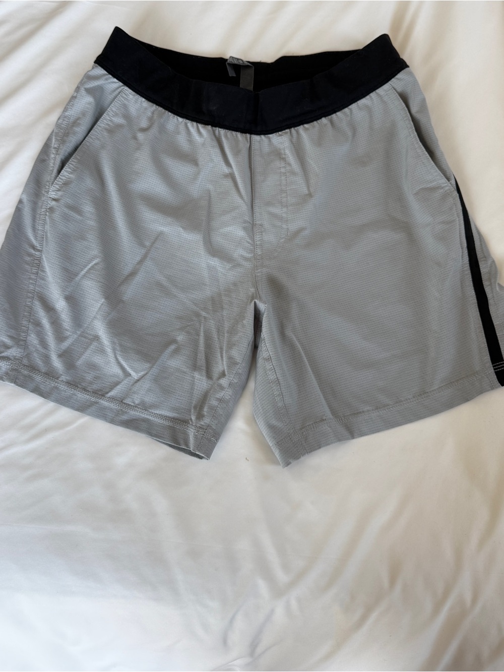 Vuori Men M 6” Gray Athletic Shorts with Black Waistband